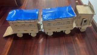 Camión de madera artesanal con lona azul