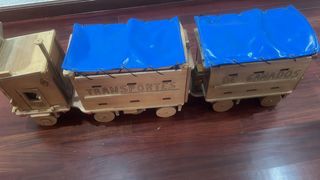 Camión de madera artesanal con lona azul