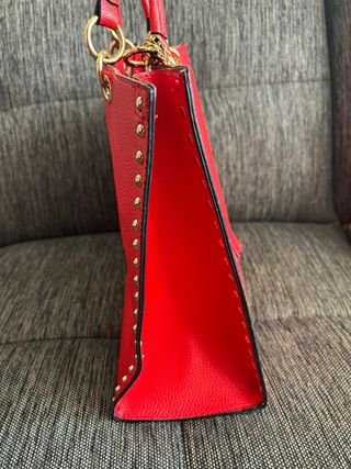 Bolso rojo con tachuelas y asa