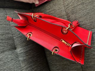 Bolso rojo con tachuelas y asa