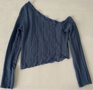 Top manga larga asimétrico.