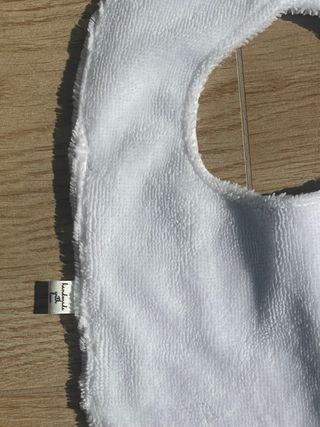 Babero hecho a mano con estampado de animales