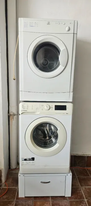 Lavadora Secadora Indesit + Mueble