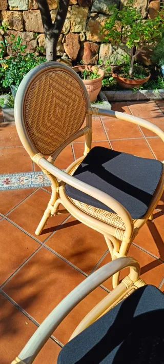 Mesa exterior con 6 sillas, cojines y funda