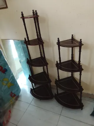 2 Estantería de madera diferentes alturas