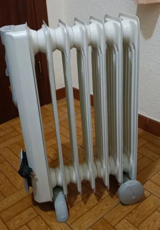 Radiador eléctrico gris con ruedas