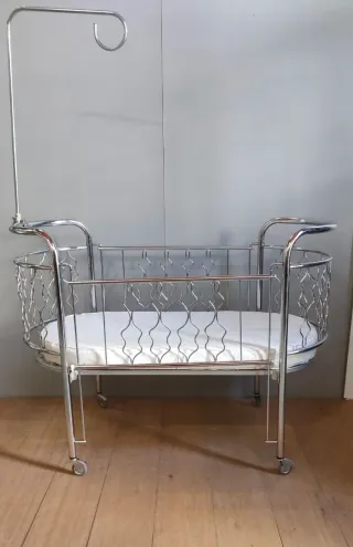 Cuna clínica Mid Century cromada