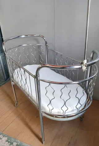 Cuna clínica Mid Century cromada