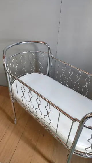 Cuna clínica Mid Century cromada