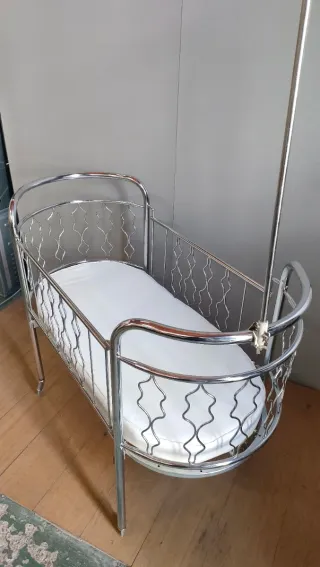 Cuna clínica Mid Century cromada