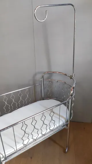 Cuna clínica Mid Century cromada