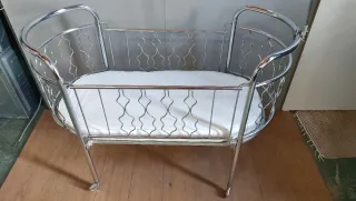 Cuna clínica Mid Century cromada