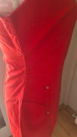 Vestido rojo corto con tachuelas