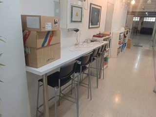 Mesa alta tipo barra con 4 sillas