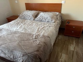 Habitación Cama, mesitas ,cabecero y comoda