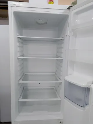 Nevera Jocel blanca con dispensador