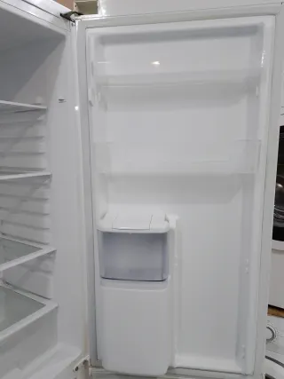 Nevera Jocel blanca con dispensador