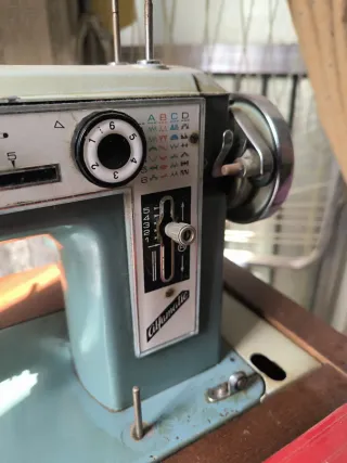 Máquina de coser Alfa antigua