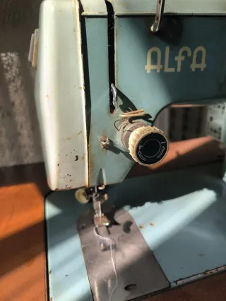 Máquina de coser Alfa antigua