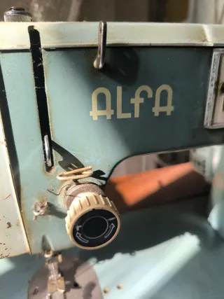 Máquina de coser Alfa antigua