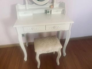 Tocador blanco con banqueta