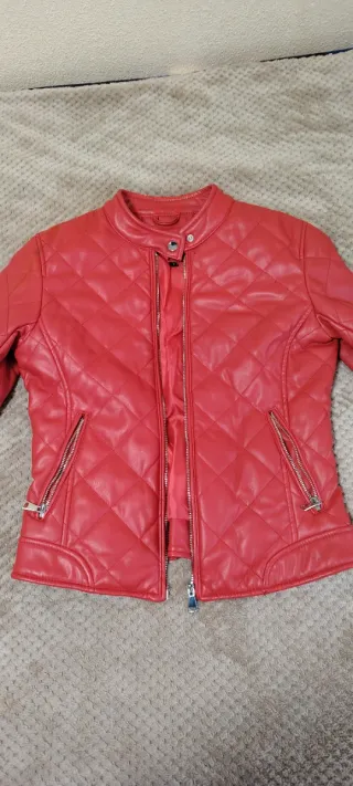 Cazadora acolchada roja