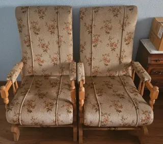 Set di dondoli e sedie in tessuto e legno