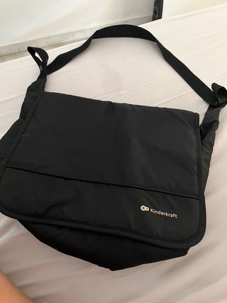 Carrito de bebé negro y dorado con accesorios.