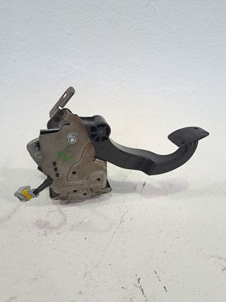 PEDAL EMBRAGUE PEUGEOT 208 641196