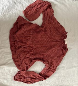 Blusa roja con detalles