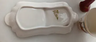 Taza de café de porcelana con bandeja