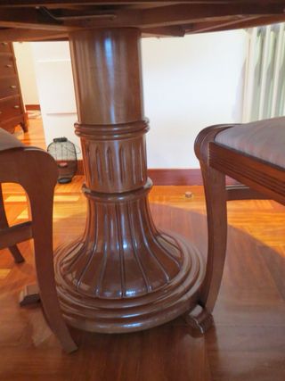 Mesa redonda y 4 sillas de madera