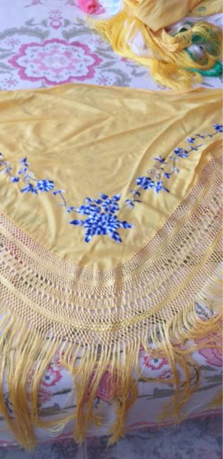 Mantón bordado rosa y blanco