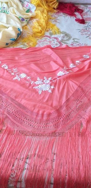Mantón bordado rosa y blanco