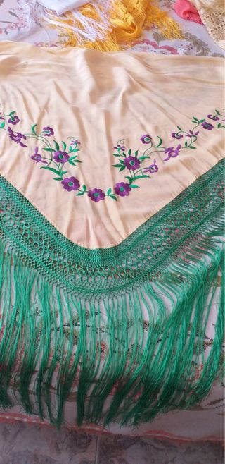 Mantón bordado rosa y blanco