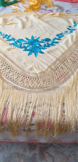 Mantón bordado rosa y blanco