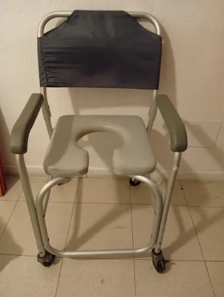 Silla de ducha con ruedas