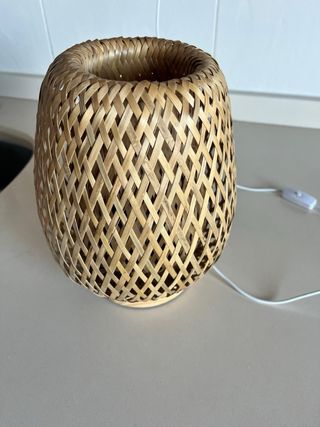 Lámpara de bambú tejida