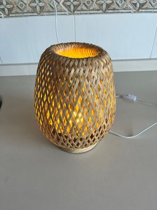 Lámpara de bambú tejida
