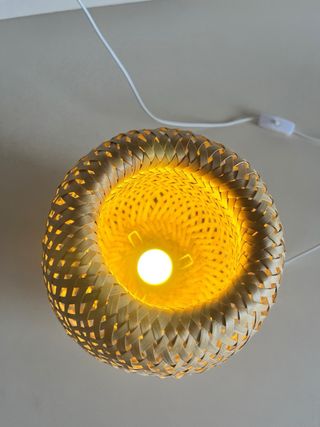 Lámpara de bambú tejida