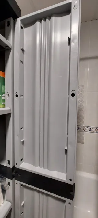 Mueble de resina para terraza/jardín con ruedas.