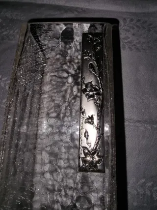 Vaso in vetro lavorato con decorazione.