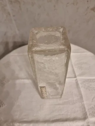 Vaso in vetro lavorato con decorazione.