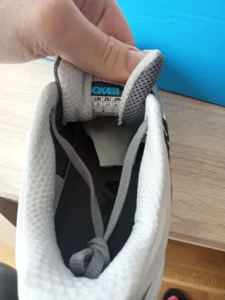 Zapatillas Hoka grises y blancas