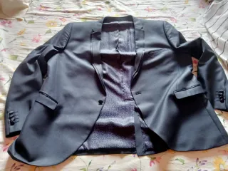 Traje de vestir azul brillante de hombre.