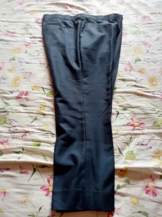 Traje de vestir azul brillante de hombre.