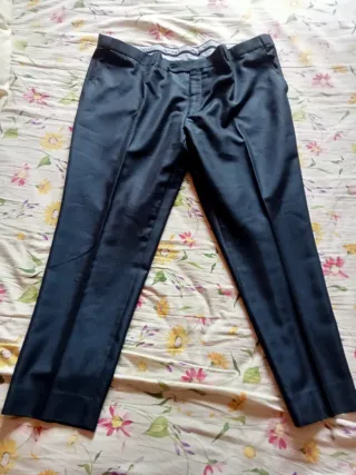 Traje de vestir azul brillante de hombre.