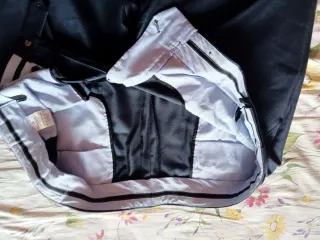 Traje de vestir azul brillante de hombre.