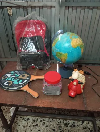 Lote de juguetes: mochila, globo terráqueo, palas