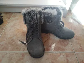 Botas grises con pelo